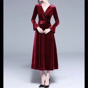 Juanita - Long-Sleeve Midi A-Line Velvet Dress